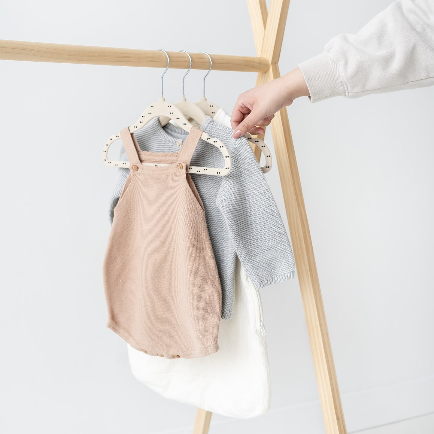 double dot & beige velvet non-slip hangers